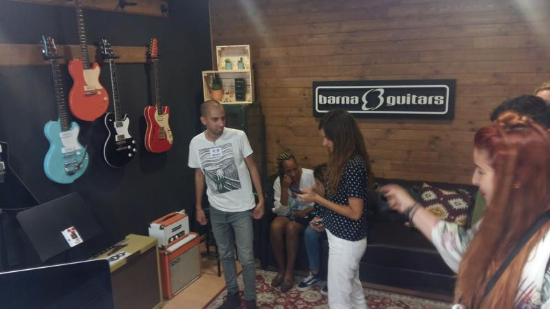 Asturias joven emprenda La Curtidora Barna Guitars
