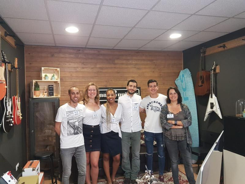 Asturias joven emprenda La Curtidora Barna Guitars